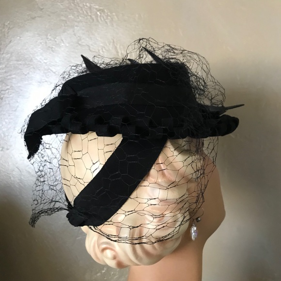 RARE 1930s' BLACK FELT TILT HAT WITH 2 LACQUERED "BIRDS", STRAP & LARGE. VEIL - Picture 11 of 16